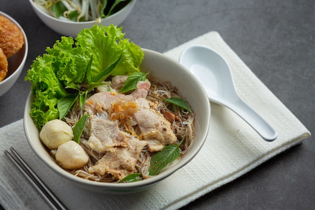 Cibo thailandese. Tagliatelle con carne di maiale, polpette e verdure