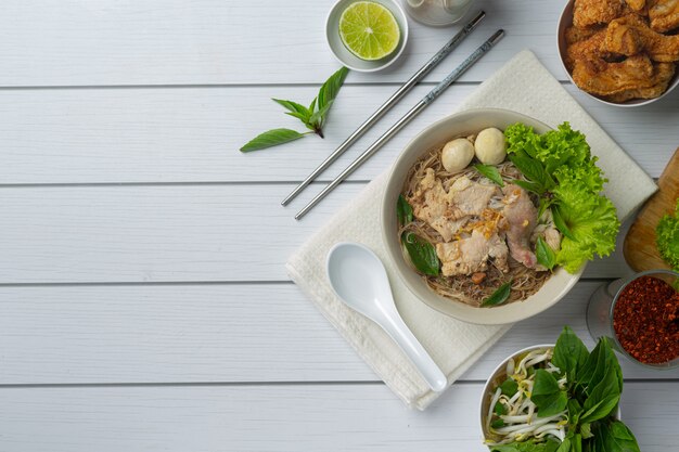 Cibo thailandese. Tagliatelle con carne di maiale, polpette e verdure