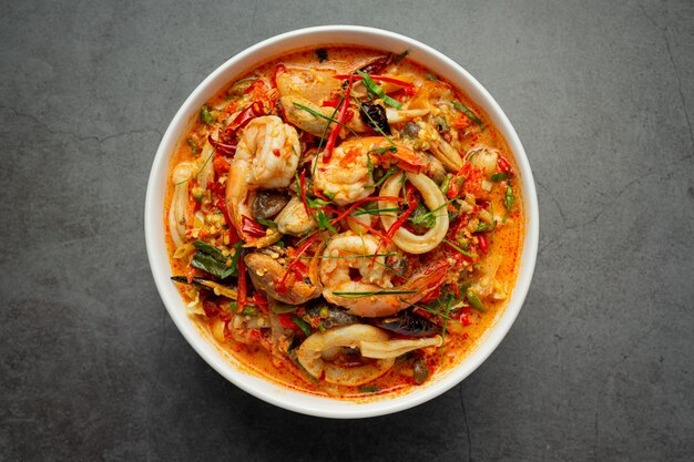 cibo thailandese; TOM YUM KUNG o zuppa piccante di gamberi di fiume