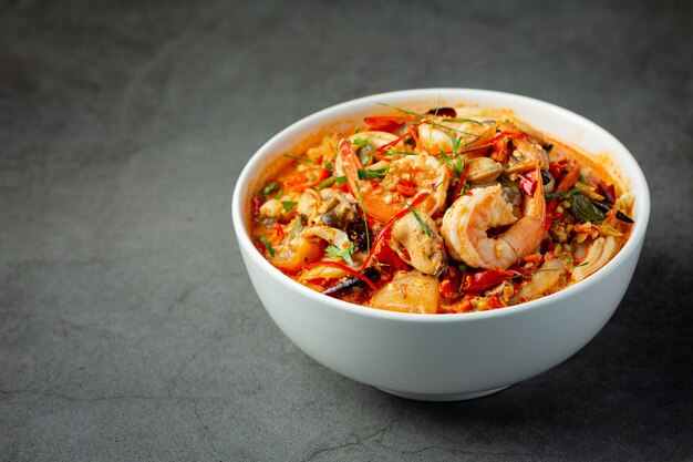 cibo thailandese; TOM YUM KUNG o zuppa piccante di gamberi di fiume