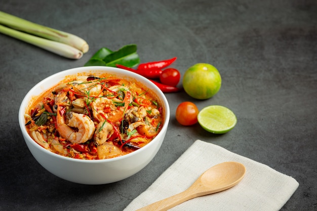 cibo thailandese; TOM YUM KUNG o zuppa piccante di gamberi di fiume