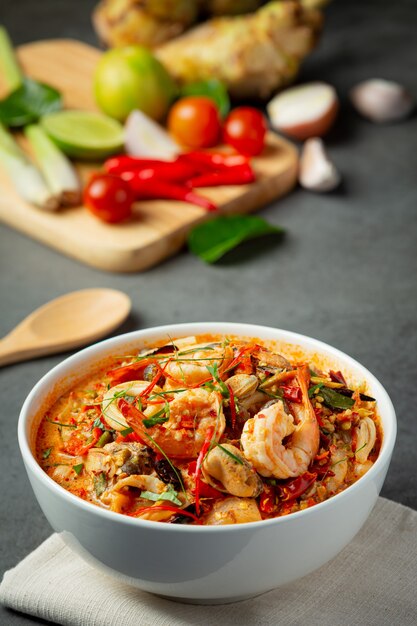 cibo thailandese; TOM YUM KUNG o zuppa piccante di gamberi di fiume