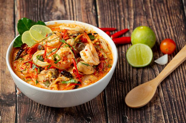 cibo thailandese; TOM YUM KUNG o zuppa piccante di gamberi di fiume