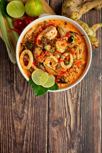 cibo thailandese; TOM YUM KUNG o zuppa piccante di gamberi di fiume