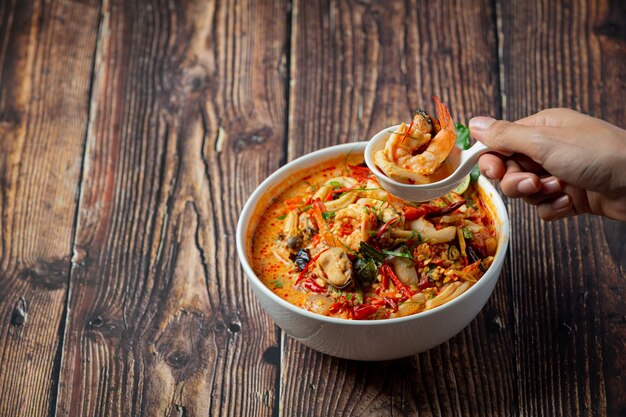 cibo thailandese; TOM YUM KUNG o zuppa piccante di gamberi di fiume