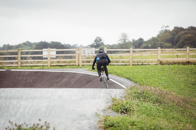 Ciclista che guida la bici BMX nello skatepark