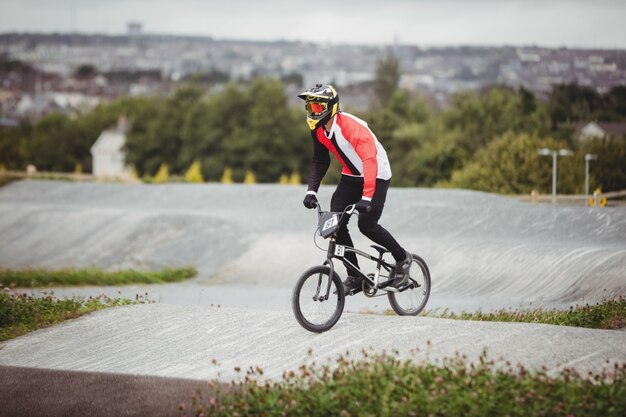 Ciclista che guida la bici BMX