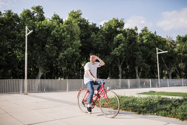 Ciclista dell&#39;uomo che protegge il suo occhio mentre guida la bici