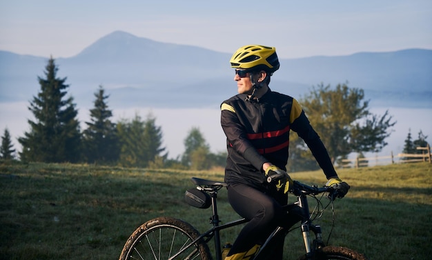 Ciclista maschio in bicicletta in montagna