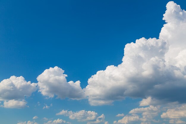 Cielo azzurro con alcune nuvole bianche