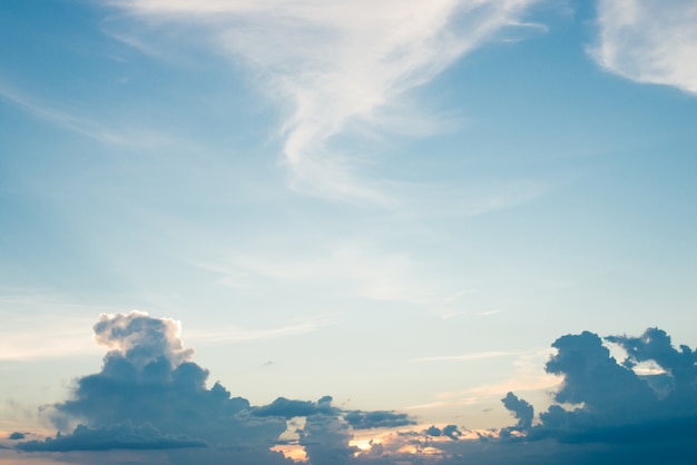 Cielo azzurro con nuvole in lontananza