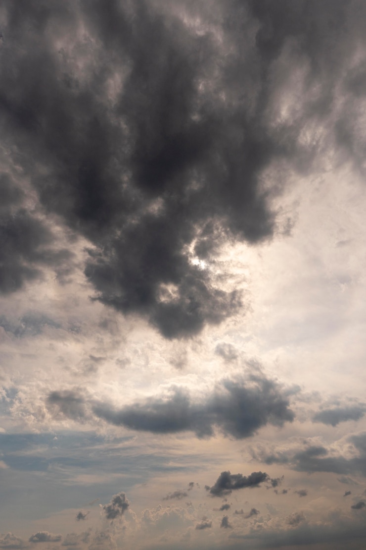 Foto gratuito cielo azzurro con nuvole piovose