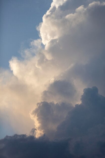 Cielo azzurro con sfondo di nuvole bianche