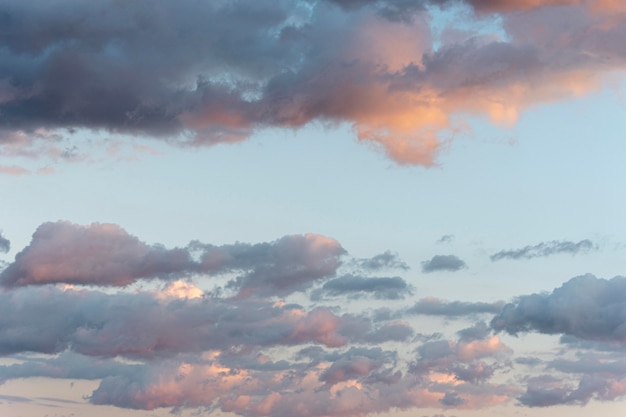 Cielo azzurro e nuvole con raggi di sole