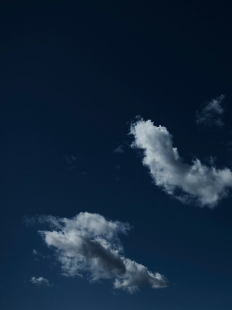 cielo blu con il primo piano della nuvola