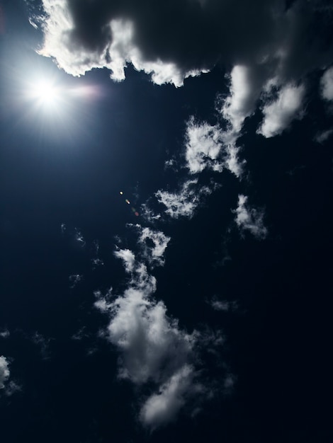 cielo blu con il primo piano della nuvola