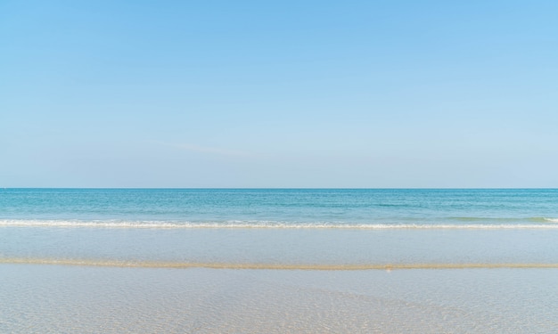 Cielo blu con mare e spiaggia