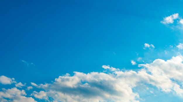 Cielo blu con nuvole bianche e gonfie