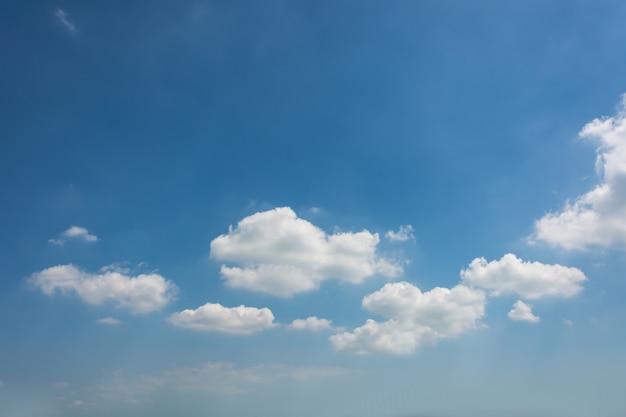 cielo blu con nuvole primo piano