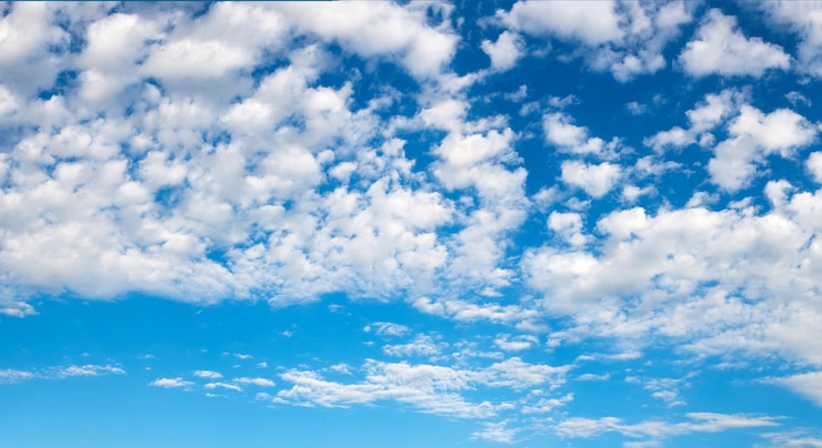 Foto gratuito cielo blu con nuvole