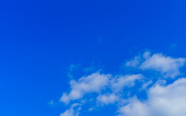 cielo blu con nuvole