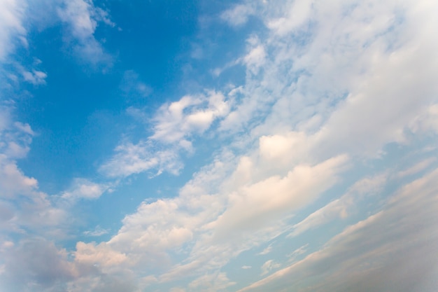 cielo blu con nuvole