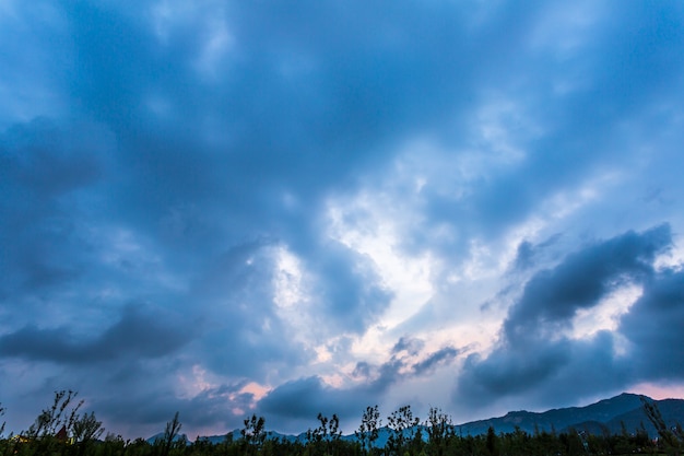 cielo blu con nuvole