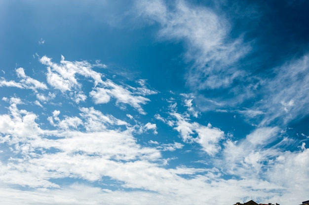 cielo blu con nuvole