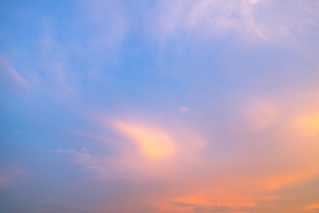 Cielo blu con toni arancio