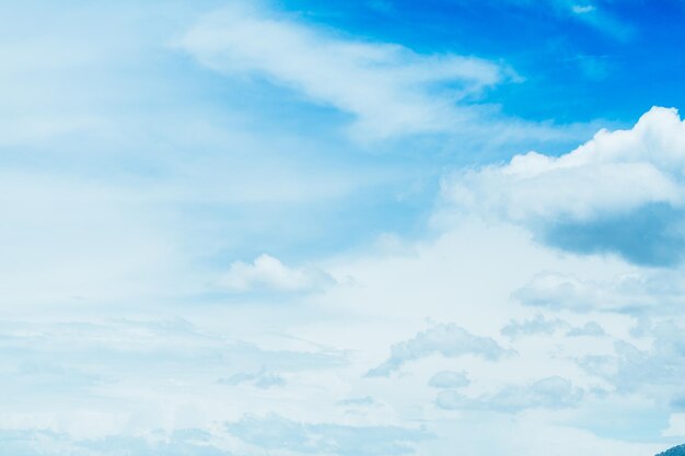 Cielo blu del primo piano con nuvoloso lanuginoso bianco