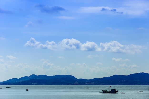 cielo blu e nuvole bianche