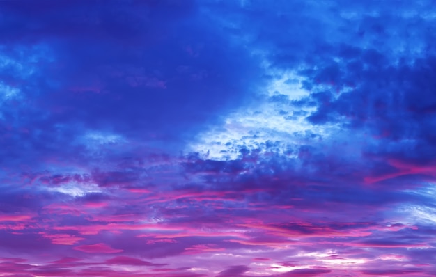 Cielo con le nubi viola al tramonto