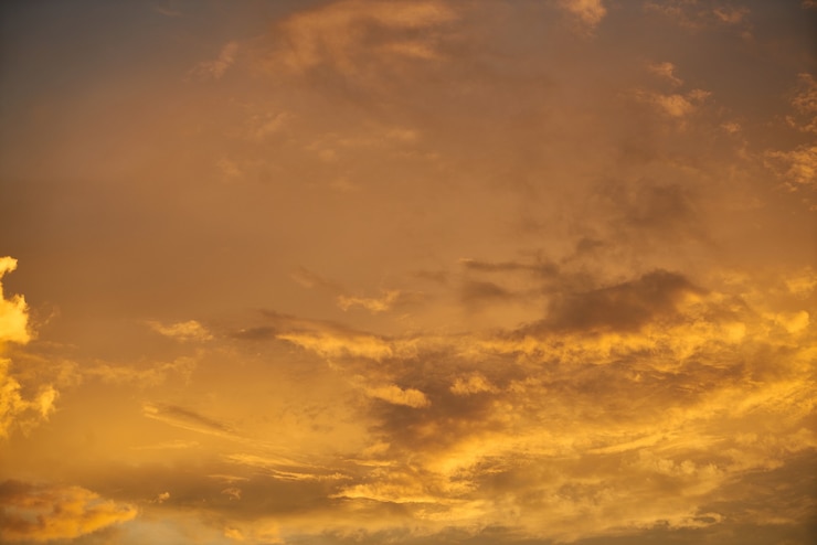 Foto gratuito cielo con nuvole al tramonto