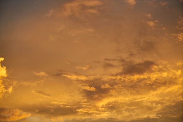 Cielo con nuvole al tramonto