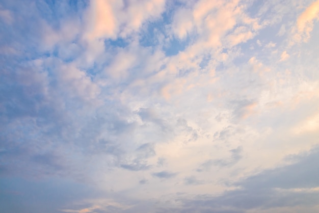 Cielo con nuvole al tramonto