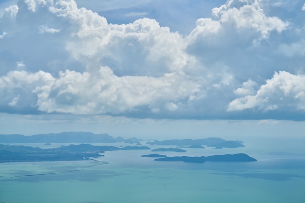 Cielo con nuvole bianche e blu