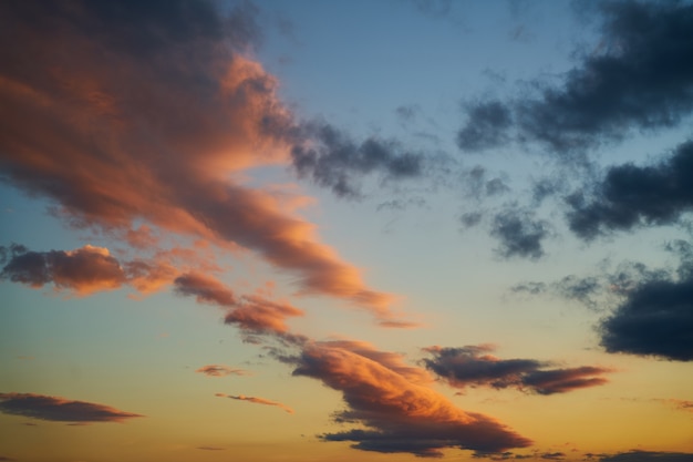 Cielo con nuvole scure e arance al tramonto