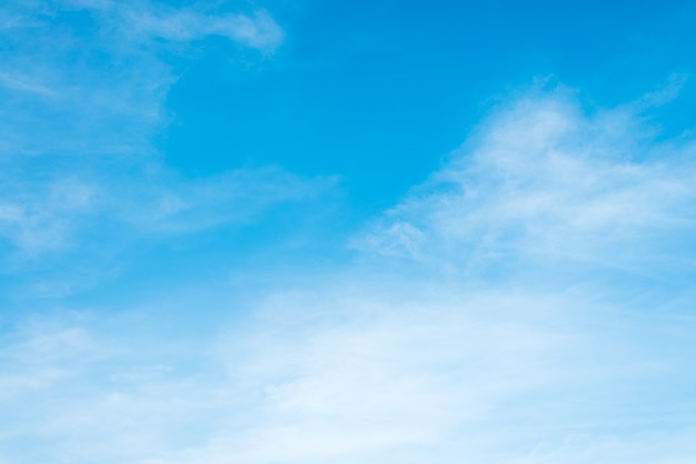 Cielo di sole nuvole durante la mattina sfondo. Cielo pastello blu, bianco, lente morbida focalizzazione luce solare. Astratto sfocato gradiente ciano di natura pacifica. Apri vista finestre bella primavera estate