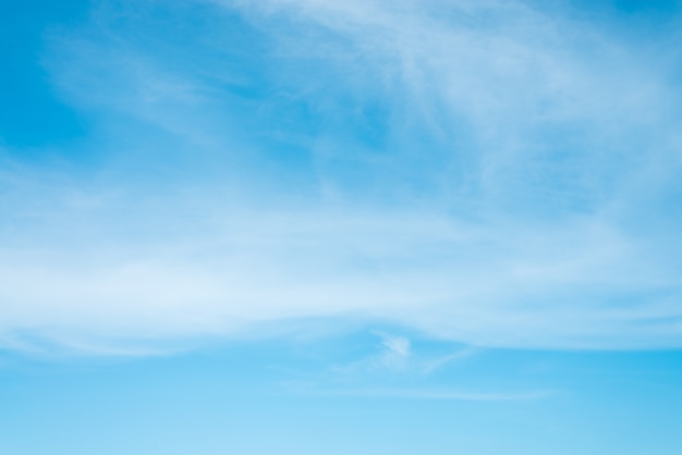 Cielo di sole nuvole durante la mattina sfondo. Cielo pastello blu, bianco, lente morbida focalizzazione luce solare. Astratto sfocato gradiente ciano di natura pacifica. Apri vista finestre bella primavera estate