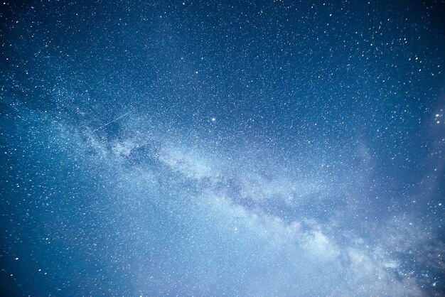 Cielo notturno vibrante con stelle e nebulose e galassie.