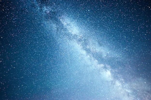 Cielo notturno vibrante con stelle e nebulose e galassie.