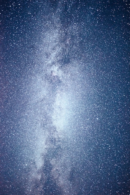 Cielo notturno vibrante con stelle e nebulose e galassie.