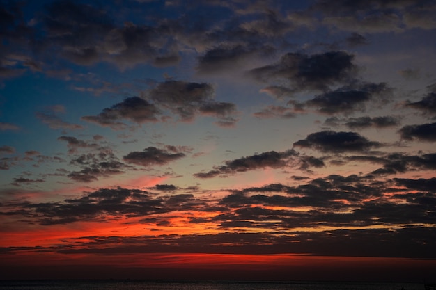 Cielo nuvoloso in un tramonto in mare