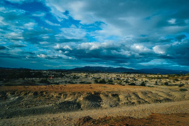 Cielo nuvoloso sopra la valle rocciosa nel deserto del Tatacoa, Colombia