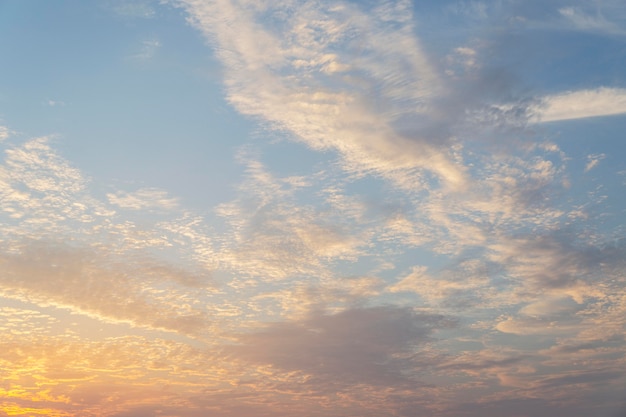 Cielo nuvoloso sullo sfondo della luce del giorno