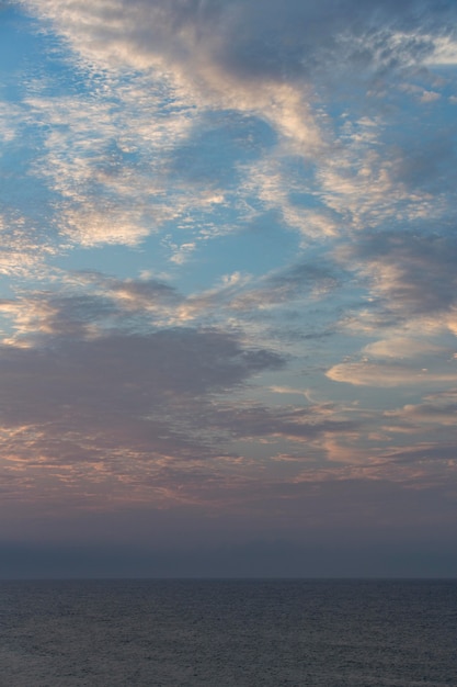 Cielo nuvoloso sullo sfondo della luce del giorno