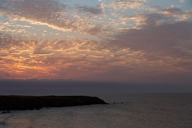 Cielo nuvoloso sullo sfondo della luce del giorno