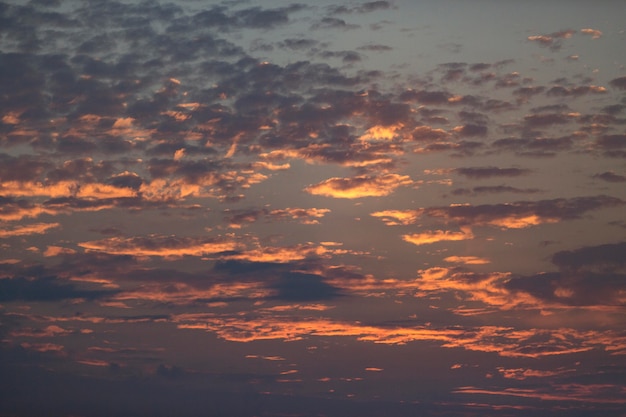 Cielo nuvoloso sullo sfondo della luce del giorno