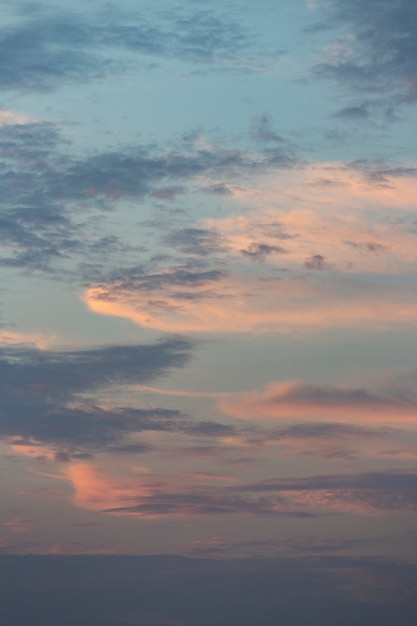 Cielo nuvoloso sullo sfondo della luce del giorno