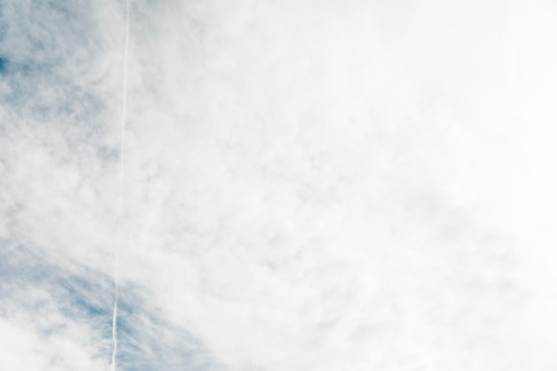 Cielo pieno di nuvole bianche